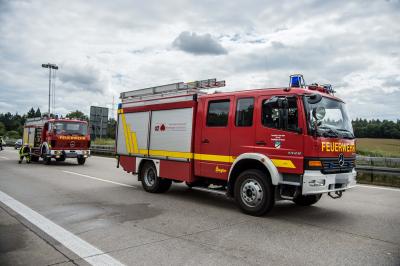 Wendlingen: LKW faehrt auf Autotransporter aus - Fahrer verletzt